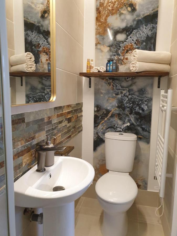 Beautiful Double En-Suite Room, Separate Entrance, Ilford, Central Line Gants Hill, Free Parking Екстер'єр фото