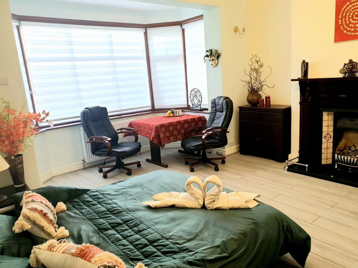 Beautiful Double En-Suite Room, Separate Entrance, Ilford, Central Line Gants Hill, Free Parking Екстер'єр фото